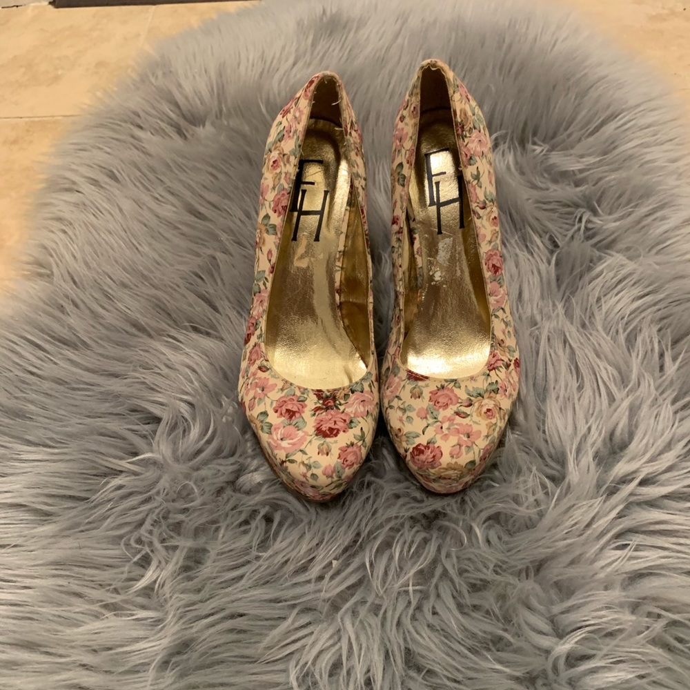 Floral platform heel